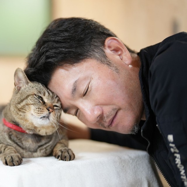 頭と頭をくっつけてあいさつする「頭こつん」が互いの日課