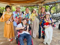 ハワイでウクレレの〝夏フェス〟に参加した高木ブー（前列左）、荻野目洋子（同右）ら「ウクレレオールスターズ」のメンバー