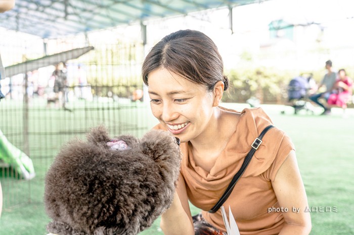 取材中の金子真弓さん。ふたりの小さいお子さんのママ