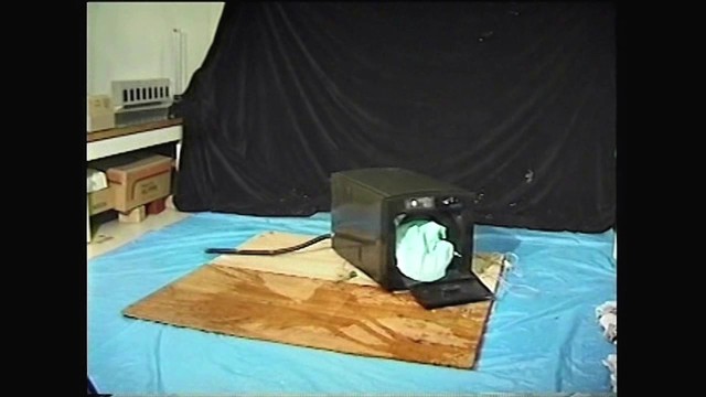 再び暴走し、横転してしまった。恐ろしすぎる！この勢いなら家の壁を破壊してもおかしくない（画像提供：NITE）