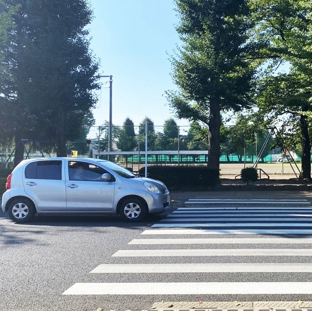信号のない横断歩道で歩行者を優先しないと科せられる罰とは　※画像はイメージです（mmmmmam/photoAC）