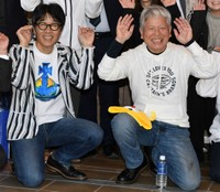 原田伸郎（左）と清水国明＝2023年