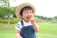 帽子をかぶってくれないときの対処法…ゴム紐はあえて「ゆるめ」がおすすめです※画像はイメージです（chihana/stock.adobe.com）