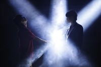 タイムリープの”トリガー”である橘直人を演じる俳優・野口準と主人公が握手をする場面©和久井健・講談社/舞台「東京リベンジャーズ」製作委員会