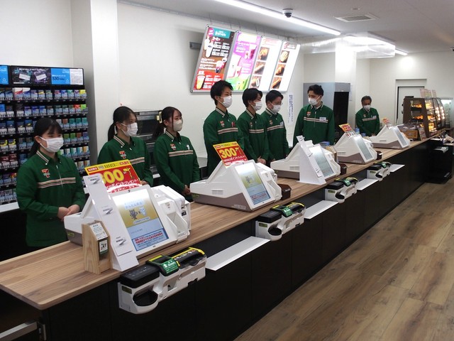 次世代店舗システムにより、現状のPOSレジは2026年度からタブレットタイプの小さなものに変更していく