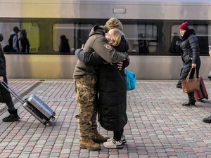 最前線へ向かうウクライナの女性たち　最愛の夫の妻として、子どもに記憶刻む母として