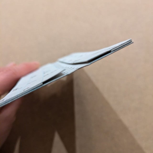 厚紙1枚通る程度の隙間ができます（提供：ぽんさん）