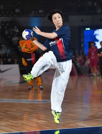 始球式を務める寺島しのぶ＝2023年