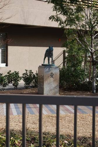 旧施設から移築された「愛ちゃん像」