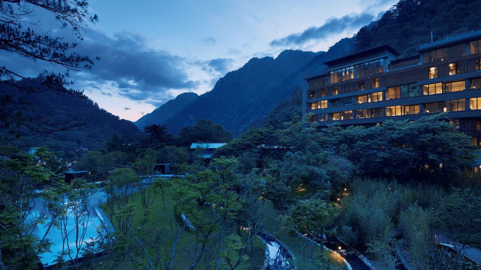 温泉渓谷の楼閣で、心身をよみがえらせる。