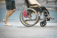 ぷにさんは外出は通院のみで、電動車いすと家族の介助が欠かせないと話します
※画像はイメージです（juanci-studio/stock.adobe.com）