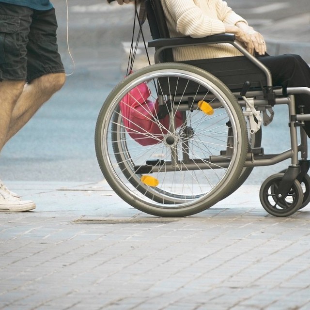 ぷにさんは外出は通院のみで、電動車いすと家族の介助が欠かせないと話します
※画像はイメージです（juanci-studio/stock.adobe.com）