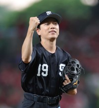 ファーストピッチの後、ガッツポーズ