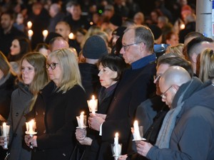 移民による事件相次ぎ「排斥」訴える　ドイツの極右政党が躍進　首相に影響