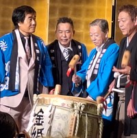 玉袋筋太郎（右）の40周年を祝う（左から）村西とおる監督、爆笑問題の太田光、放送作家の高田文夫氏＝東京・明治記念館
