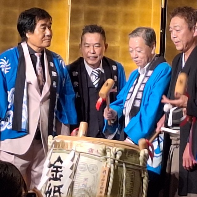 玉袋筋太郎（右）の40周年を祝う（左から）村西とおる監督、爆笑問題の太田光、放送作家の高田文夫氏＝東京・明治記念館