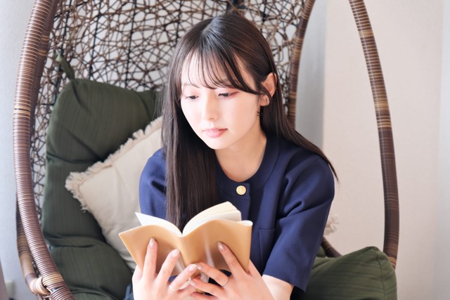 読書の時間が自分を豊かにしてくれる…　※画像はイメージです（taka@stock.adobe.com）