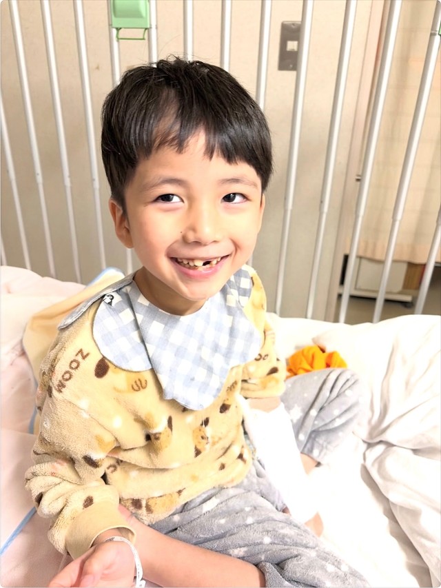 ベッドの上に座り、穏やかに微笑むれおくん／ᴍɪ-ᴋᴏさん（@lk_mkbbpnsk_kl）提供