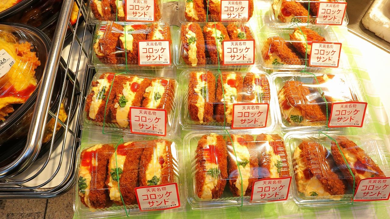 これが大阪の常識や！コロッケにタマゴサラダを挟んだ、正真正銘の 