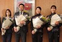 兵庫県庁を訪れた大阪マーヴェラスの（右から）林琴奈副主将、田中瑞稀主将、酒井大祐監督、竹嶋優子ゼネラルマネージャー