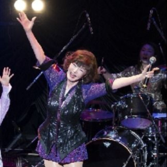 ５月５日のゴーゴーイベントでのライブで歓声に応える歌手・山本リンダ＝都内の東京キネマ倶楽部（撮影・木村周平）　