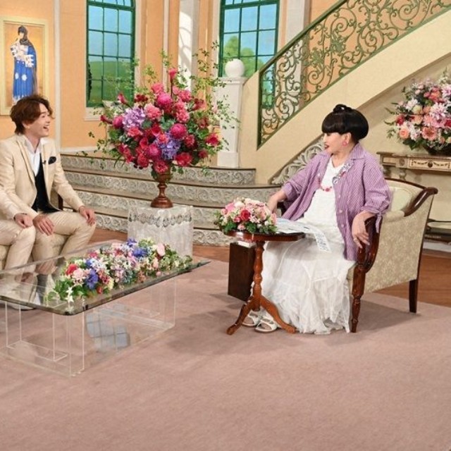 黒柳徹子さん（右）とトークを繰り広げるLE VELVETSのメンバー