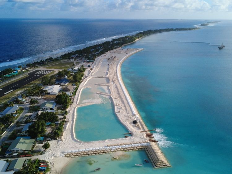 ツバルで進む護岸の埋め立て工事（ドローンから）