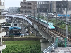 【速報】東北新幹線上り列車　仙台市内で緊急停車　車両内で焦げた臭い