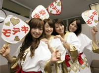 映画「モテキ」をＰＲする松丸友紀アナウンサー（左から２人目）＝2011年