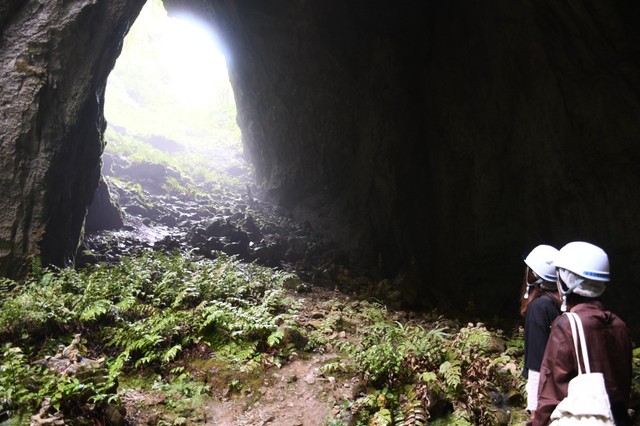 元は鍾乳洞だった「羅生門」。アーチの下に差し込む光は神秘的だ