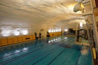 ヘルシンキの地下空間に広がる市民プール。核シェルターも兼ねる＝2023年5月31日、イタケスクス、荒ちひろ撮影