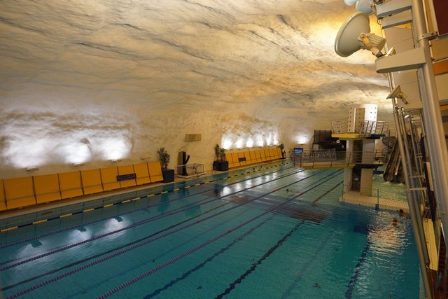 ヘルシンキの地下空間に広がる市民プール。核シェルターも兼ねる＝2023年5月31日、イタケスクス、荒ちひろ撮影