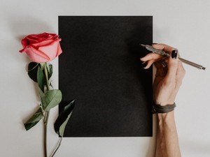 赤い髪の毛と真っ黒に塗ったネイルは自由な場所で自分に課す「ルール」