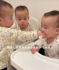 次は、次女ちゃんに「あーん」！（提供：@tripletpapa3さん）
