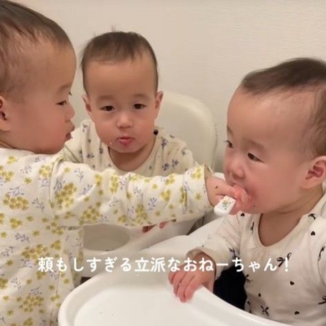 次は、次女ちゃんに「あーん」！（提供：@tripletpapa3さん）
