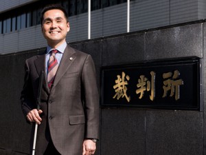 健常者が持つ「特権」、障害者が求めるのはわがまま？　全盲弁護士の答え