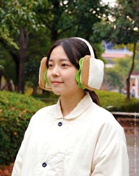 サンドイッチの具になれるイヤーマフ＝「企画デザイン2時」公式X（@niji_2oclock）より