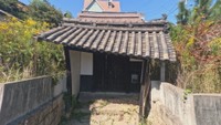 今回の「略式代執行」で解体される築60年以上の空き家の門