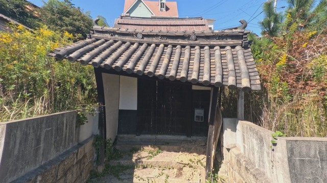 今回の「略式代執行」で解体される築60年以上の空き家の門