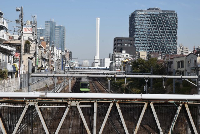 目白駅前からは、2019年竣工の「ダイヤゲート池袋」を臨むことができる。青く横切っているのは西武池袋線のフェンス（撮影：糸川憬）