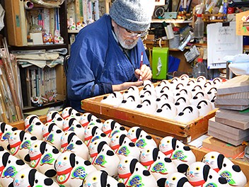 今年はお座敷犬のチン　「明るい新年」を願う、干支の土鈴