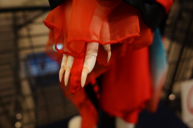 通常の文楽人形にはない手足の爪もつけた