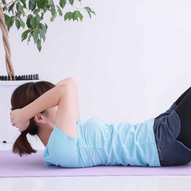 腹筋をして体力をつけて、寒い冬を乗り越えましょう※画像はイメージです（buritora/stock.adobe.com）