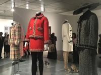 オリジナルのシャネルスーツは１９５６年に初めて発表された