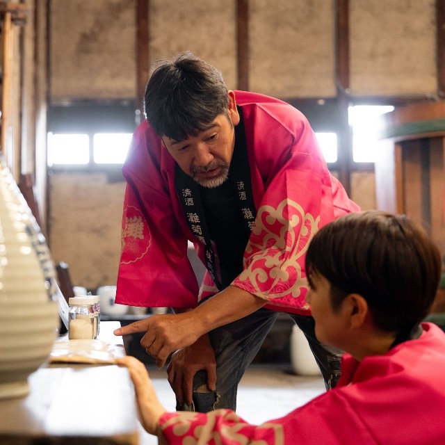 川石社長から、酒造りの歴史や背景をうかがう下柳さん