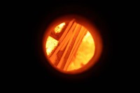 環境に配慮した「Stone Bricks」の窯の中で赤々と焼かれるれんが。煙は出てこなかった=2024年5月7日、バングラデシュ、荒ちひろ撮影