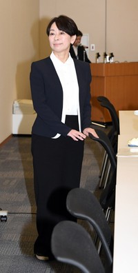 国会内で会見する山尾志桜里元衆院議員＝2025年6月10日