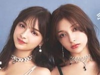 姉妹でランジェリーブランド「DRW」とのコラボランジェリーを着用した百瀬まりな（左）とErika