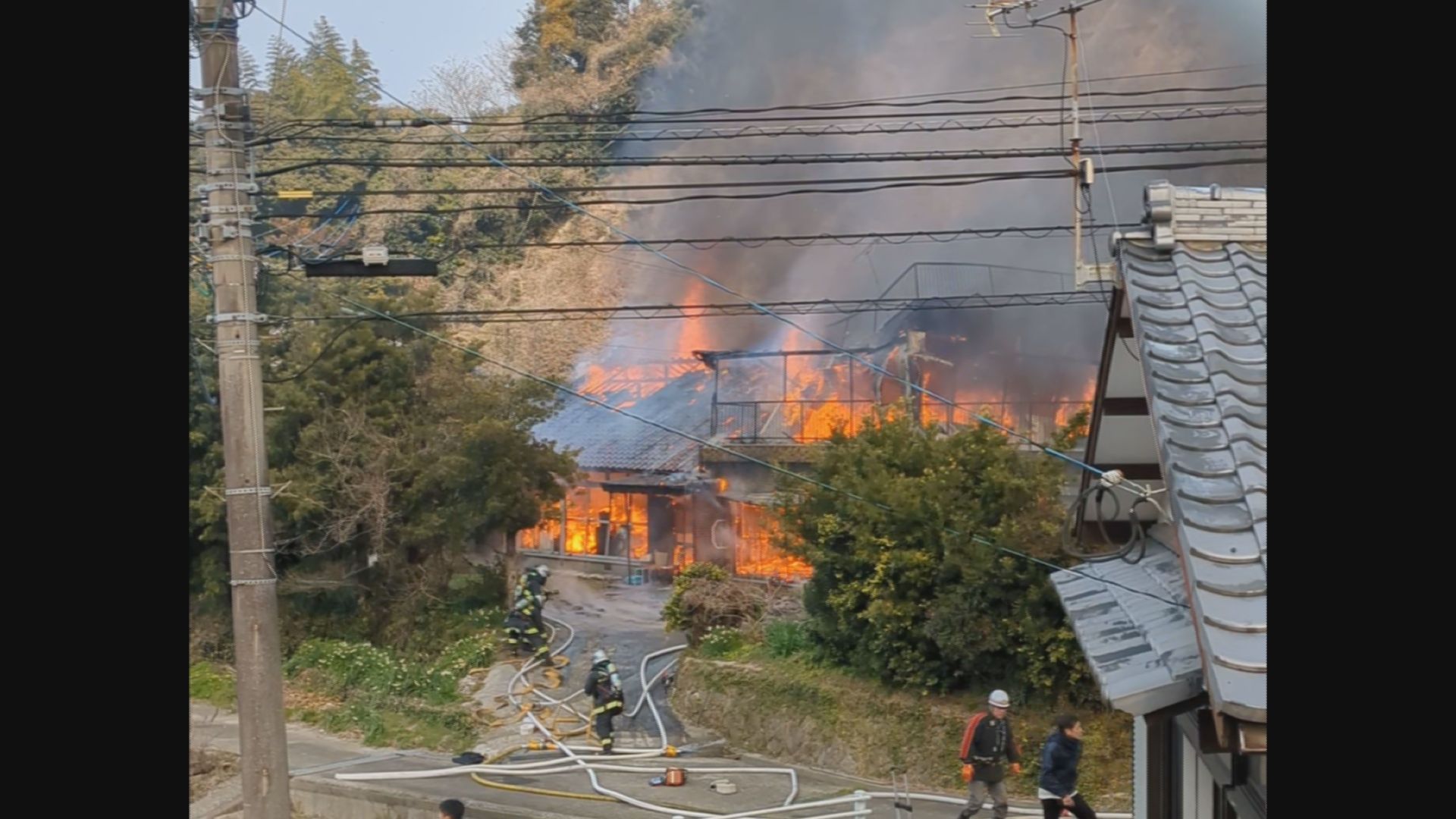 炎と黒煙が見える」 時津町左底郷の2階建て住宅が全焼する火災 けが人