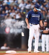 マウンドでロジンをはたく日本ハム・伊藤大海